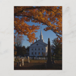 ゴールデン秋墓地からの教会の葉のビュー ポストカード