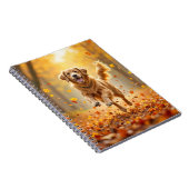 ゴールデン走レトリバーの秋の森 ノートブック (右側)