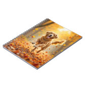 ゴールデン走レトリバーの秋の森 ノートブック (左側)