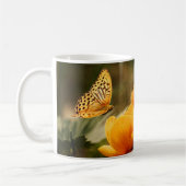ゴールデン開花:蝶とフローラ調和 コーヒーマグカップ (左)
