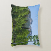 ゴールデン・ゲートの森の上のソロジン山頂 アクセントクッション (正面(垂直))