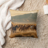 ゴールデン・フィールドの野生の馬 クッション (ブランケット)