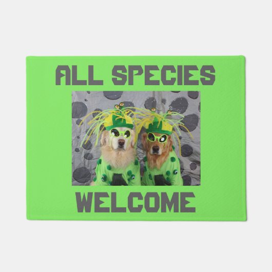 ゴールデン・リトリーバーのエイリアンはすべての種を歓迎します ドアマット (正面)