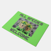 ゴールデン・リトリーバーのエイリアンはすべての種を歓迎します ドアマット (アングル)