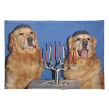 ゴールデン・リトリーバーのハヌカーの（ユダヤ教）メノラーの照明