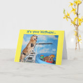 ゴールデン・リトリーバーのプールを囲んでのパーティの誕生日 カード (黄色い花)