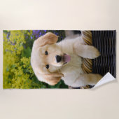 ゴールデン・リトリーバーのベビー犬の子犬おもしろいなペット写真の ビーチタオル (正面)