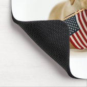 ゴールデン・リトリーバーの子犬および旗 マウスパッド (コーナー)