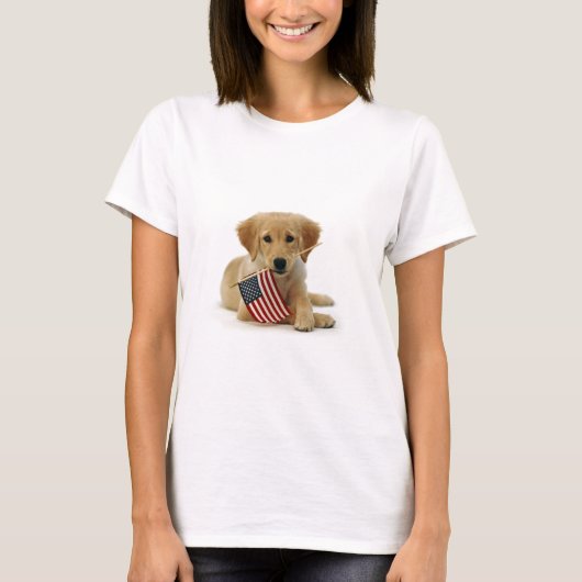 ゴールデン・リトリーバーの子犬および旗 Tシャツ (正面)