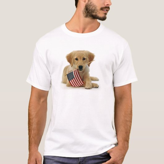 ゴールデン・リトリーバーの子犬および旗 Tシャツ (正面)