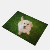ゴールデン·リトリーバーの子犬が草の上で飼育 ドアマット (アングル)