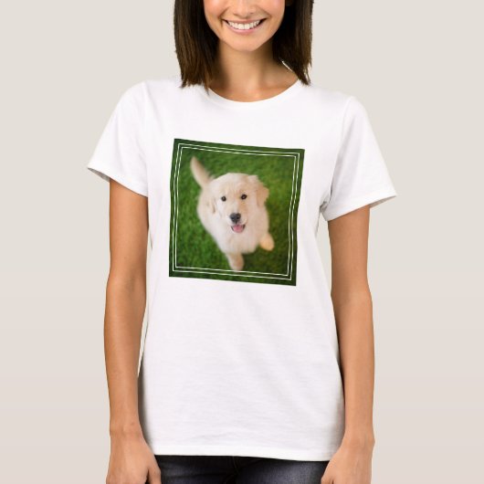 ゴールデン·リトリーバーの子犬が草の上で飼育 Tシャツ (正面)