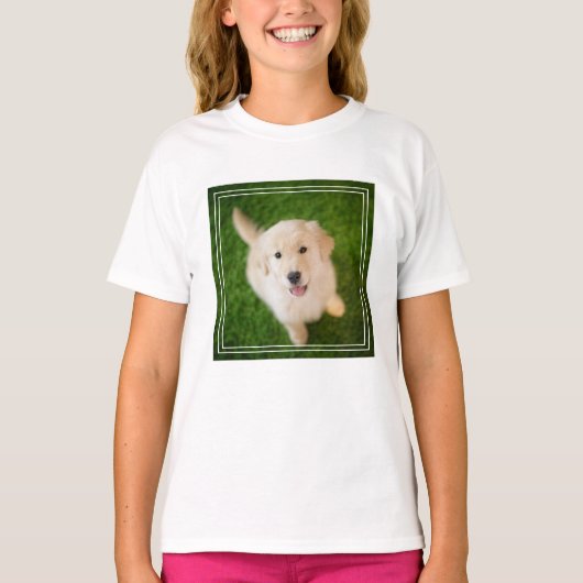 ゴールデン·リトリーバーの子犬が草の上で飼育 Tシャツ (正面)