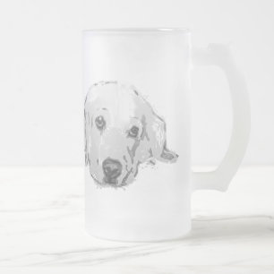 ゴールデン・リトリーバーの犬によって曇らされるマグ フロストグラスビールジョッキ