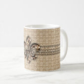 ゴールデン(紋章の)フラ・ダ・リとクリームダマスクパターン コーヒーマグカップ (正面右)