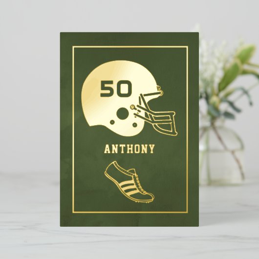 ゴールドとグリーンのアメリカンフットボール誕生日 箔招待状 (立ち正面)