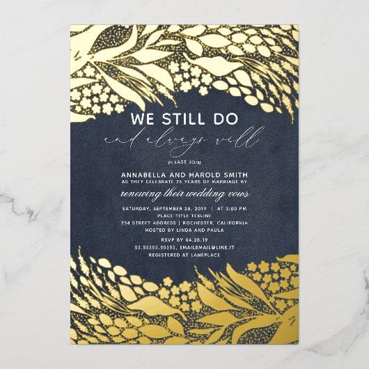 ゴールドとネイビーブルー 私たちはいまだに結婚記念日 箔招待状 (正面)