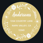 ゴールドとホワイトの花のリース 宛名ラベル ラウンドシール<br><div class="desc">シンプルなタイポグラフィー、モダンなカリグラフィー、素朴な花のリースをフィーチャーしたカスタマイズ可能なステッカー。</div>