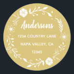 ゴールドとホワイトの花のリース 宛名ラベル ラウンドシール<br><div class="desc">シンプルなタイポグラフィー、モダンなカリグラフィー、素朴な花のリースをフィーチャーしたカスタマイズ可能なステッカー。</div>