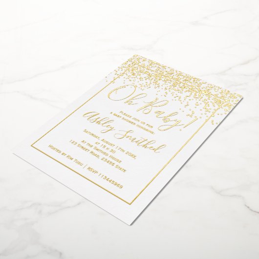 ゴールドのコンフェッティと白のタイポグラフィーのベイビーシャワー 箔招待状 (回転した状態)