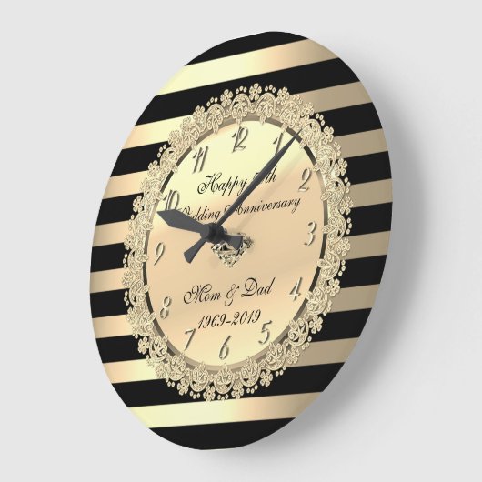 ゴールドのストライプと花の50周年結婚記念日 ラージ壁時計 (傾斜)