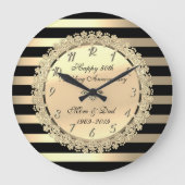 ゴールドのストライプと花の50周年結婚記念日 ラージ壁時計 (正面)