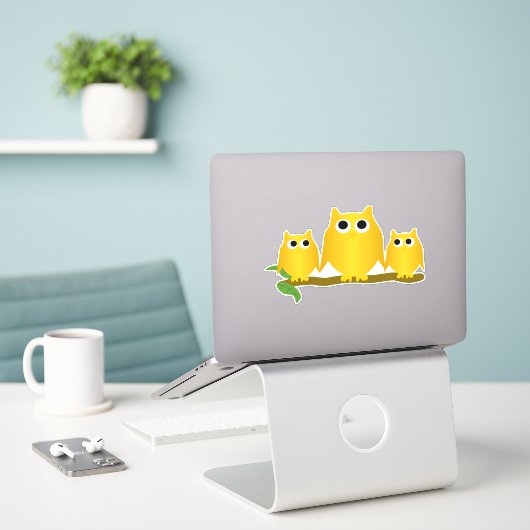 ゴールドのフクロウデザイン シール (デスク上のノートパソコン)