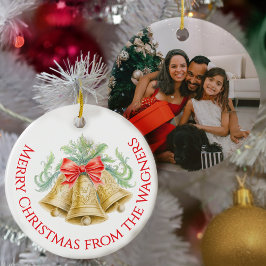 ゴールドのベルに水彩画の赤いリボンをあしらったクリスマスのフォトギフト セラミックオーナメント