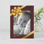 ゴールドのリボンと蝶結びのフレームが、ホリデーシーズンの奇跡の赤ちゃんの最初の記念日を祝います シーズンカード (スタンド正面)