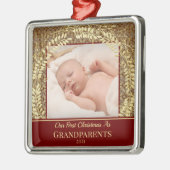 ゴールドのリースが付いたクラシックなファーストクリスマス メタルオーナメント (左)