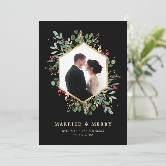 ゴールドの幾何学的な装飾と緑のクリスマスツリーの 新婚夫婦のための楽しいクリスマスカード シーズンカード (スタンド正面)