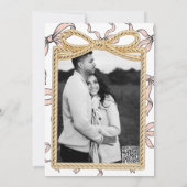 ゴールドの弓型フレームにピンクのリボン ブライダルシャワーの装飾 招待状 (裏面)