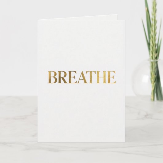 ゴールドの文字で"breathe"と書かれたミニマルなタイポグラフィ カード (正面)