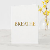 ゴールドの文字で"breathe"と書かれたミニマルなタイポグラフィ カード (黄色い花)