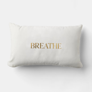 ゴールドの文字で"breathe"と書かれたミニマルなタイポグラフィ ランバークッション