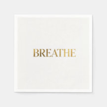 ゴールドの文字で"breathe"と綴られたミニマリストなタイポグラフィ