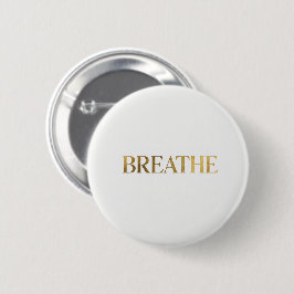 ゴールドの文字で"breathe"と綴られたミニマリストなタイポグラフィ 缶バッジ