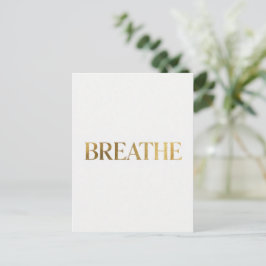 ゴールドの文字で"breathe"と綴られたミニマリストのタイポグラフィ ポストカード