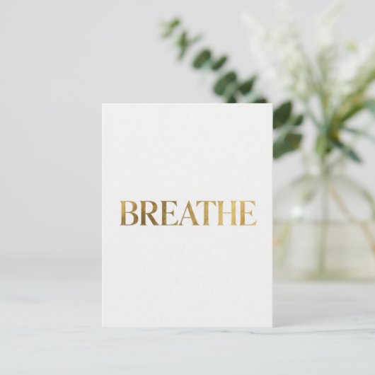 ゴールドの文字で"breathe"と綴られたミニマリストのタイポグラフィ ポストカード (スタンド正面)