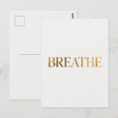 ゴールドの文字で"breathe"と綴られたミニマリストのタイポグラフィ ポストカード (正面/裏面)