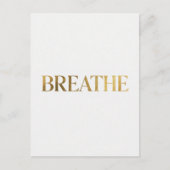 ゴールドの文字で"breathe"と綴られたミニマリストのタイポグラフィ ポストカード (正面)