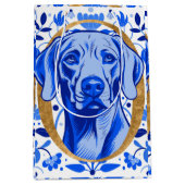 ゴールドの文字「O」を通して覗くワイマラナー ミディアムペーパーバッグ (正面)