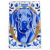 ゴールドの文字「O」を通して覗くワイマラナー ミディアムペーパーバッグ (裏面)