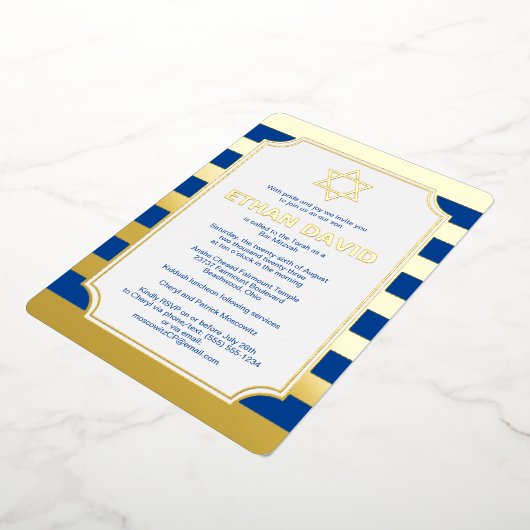 ゴールドの箔押しストライプが入ったバル・ミツヴァの招待状(星2) 箔招待状 (回転した状態)