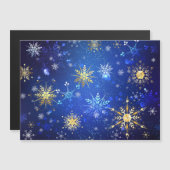 ゴールドの雪の結晶が付いた青いクリスマスの背景 マグネット招待状 (正面/裏面)