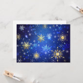 ゴールドの雪の結晶が付いた青いクリスマス背景 カード (正面/裏面インサイチュ)