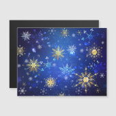 ゴールドの雪の結晶が付いた青いクリスマス背景 マグネット招待状 (正面/裏面)