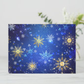 ゴールドの雪の結晶が付いた青いクリスマス背景 招待状 (スタンド正面)
