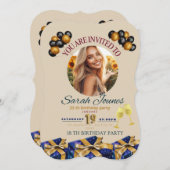 ゴールドは洗練と高級感を、ダークブルーはお祝いと特別感を表す、明るい色の、誰にでも合う誕生日の招待状 招待状 (正面/裏面)