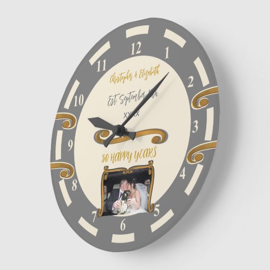 ゴールドアニバーサリー 50周年 名前と写真を追加 グレー ラージ壁時計 (傾斜)